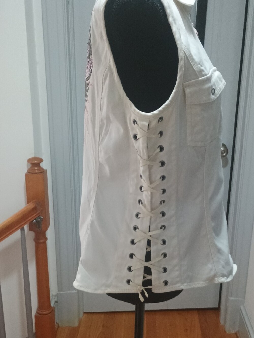 Harley-Davidson White Sleeveless Zip Front Lace-Up Side Vest. Pink & white Sz Lg - Picture 3 of 4